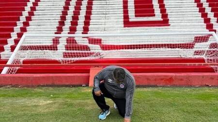 Hinchas de Argentinos Juniors que compró el arco del primer gol de Messi en la Selección. Foto: NA.