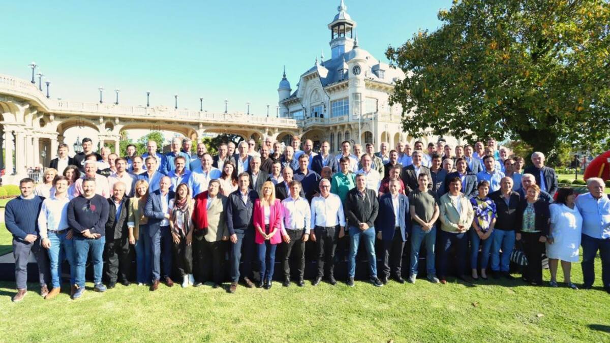 Axel Kicillof y Sergio Massa junto a intendentes