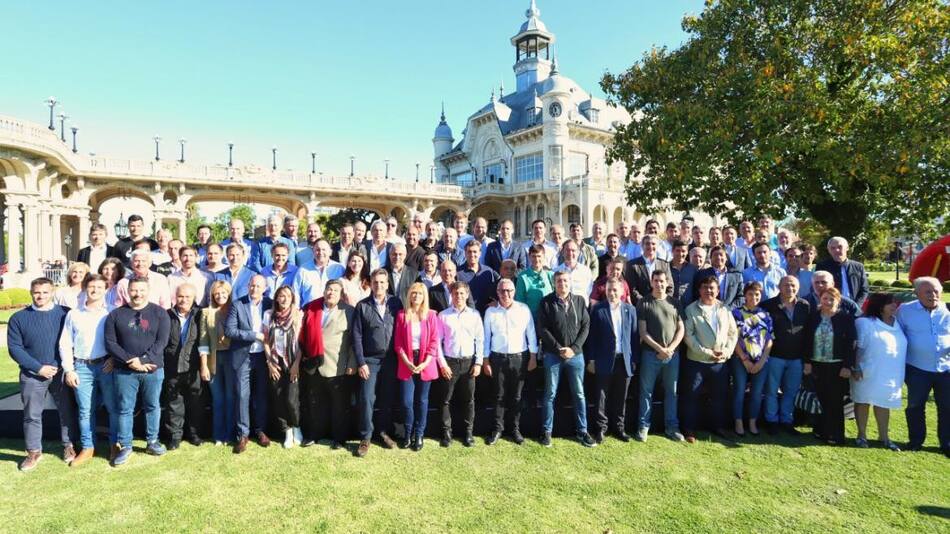 Axel Kicillof y Sergio Massa junto a intendentes