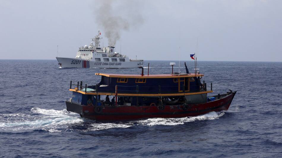 Colisión de barcos chinos y filipinos. Foto: EFE.