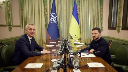 Jens Stoltenberg, junto al presidente de Ucrania, Volodimir Zelenski. Foto: Reuters.
