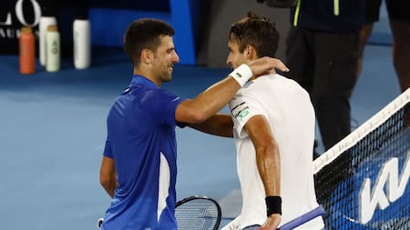 Novak Djokovic y Tomás Etcheverry en el Abierto de Australia. Foto: REUTERS.