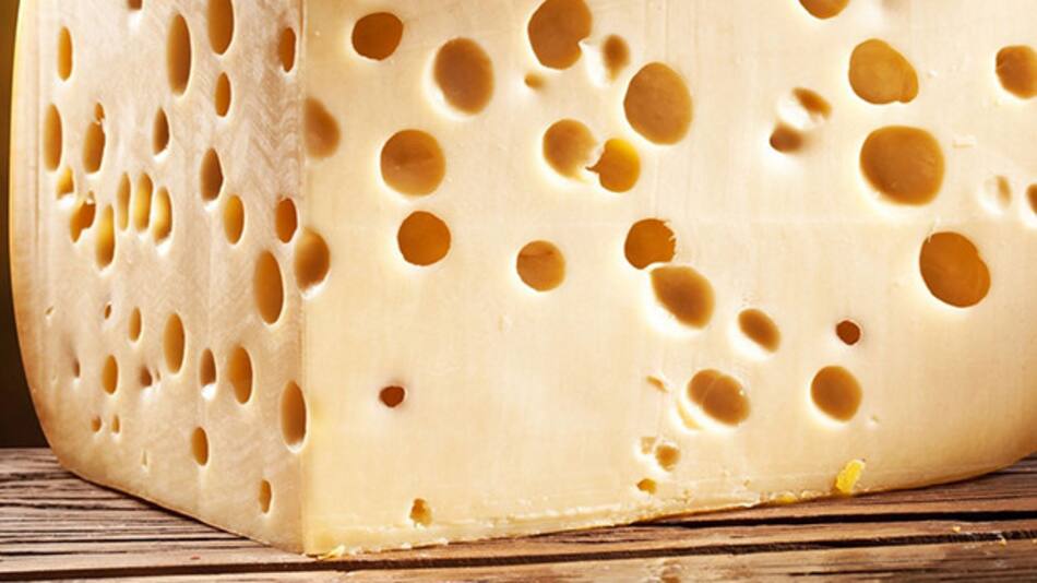 Queso con agujeros