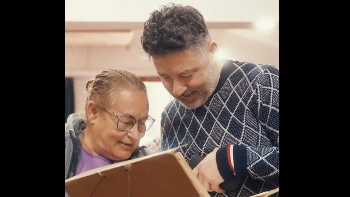 Gustavo Menéndez en el acto de firma de escrituras de vecinos de Merlo. Foto: Captura de video.
