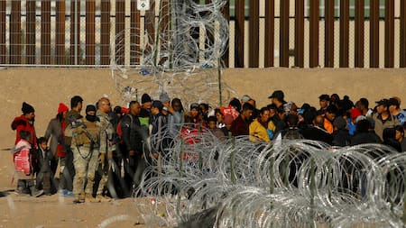 Migrantes en la frontera entre México y Estados Unidos. Foto: Reuters.