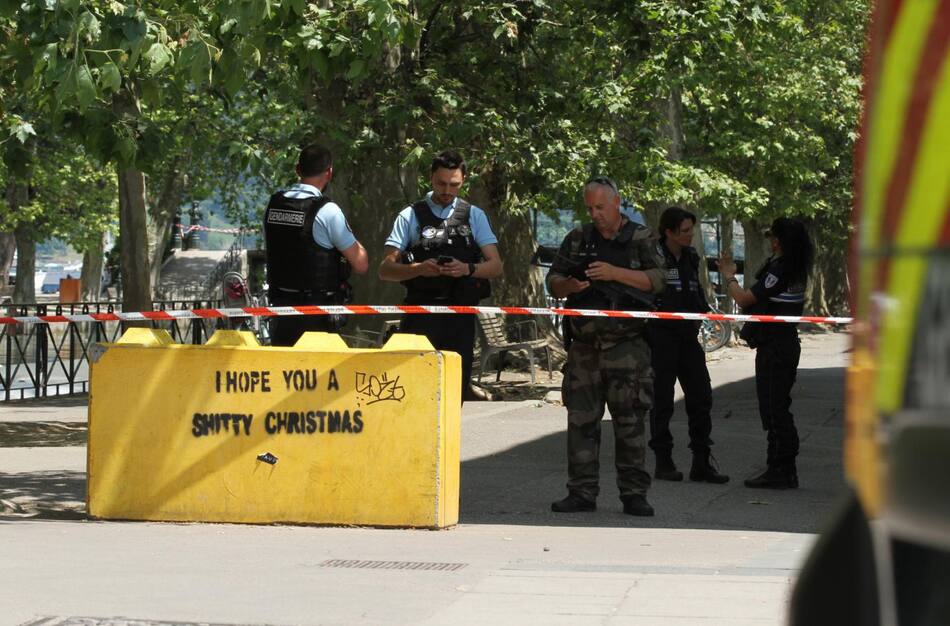 Feroz ataque en un parque de Annecy, Francia. Foto: EFE.