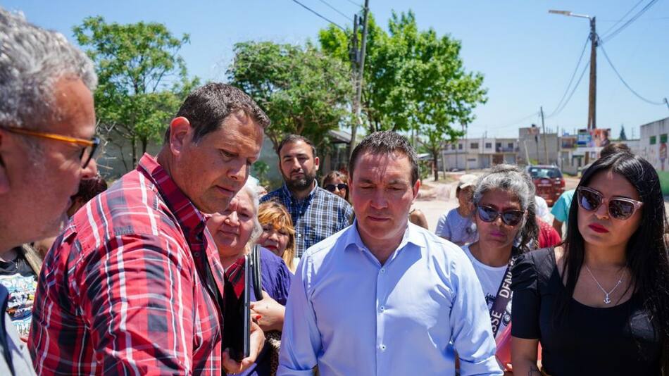 Andrés Watson monitoreó la construcción de nuevos asfaltos en Villa Argentina