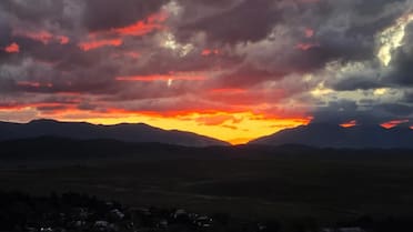 Argentina tiene su propio Pan de Azúcar y está cerca de CABA: es ideal para los aventureros y enamora con atardeceres “pintados a mano”