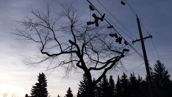 Revelan el verdadero significado de las zapatillas colgadas en los cables