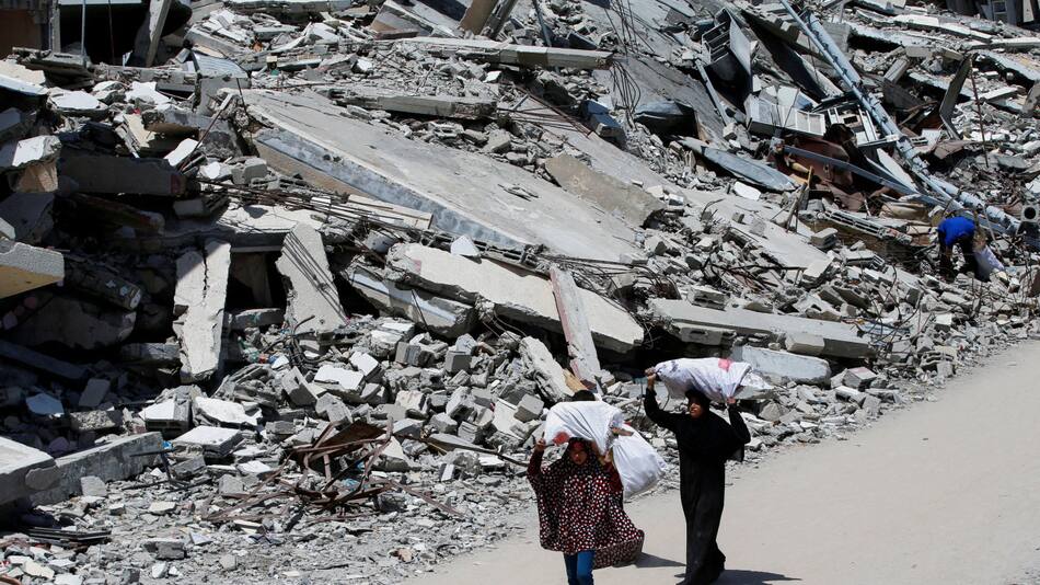 Reparto de ayuda humanitaria en la Franja de Gaza. Foto: REUTERS/Mahmoud Issa.