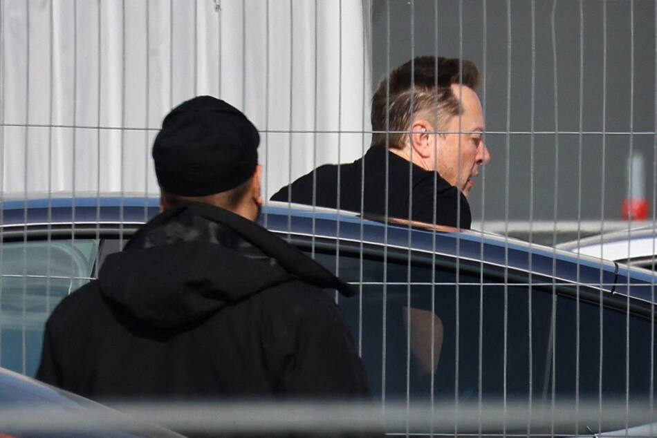 Elon Musk visitó una fábrica de Tesla en Alemania. Foto: Reuters.