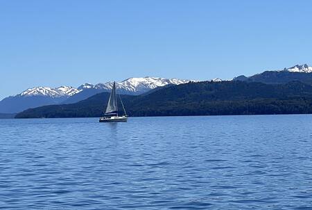 Navegar en velero por el lago Nahuel Huapi. Foto: Pato Daniele