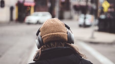 Escuchar música. Foto: Unsplash.