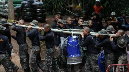 Trabajos para rescatar a niños atrapados en cueva de Tailandia (Reuters)