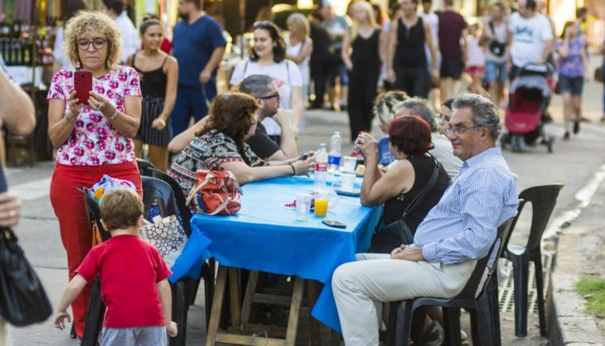 Puestos de la feria Nuevos Sabores con visitantes recorriendo el Parque Rivadavia en el barrio de Caballito.