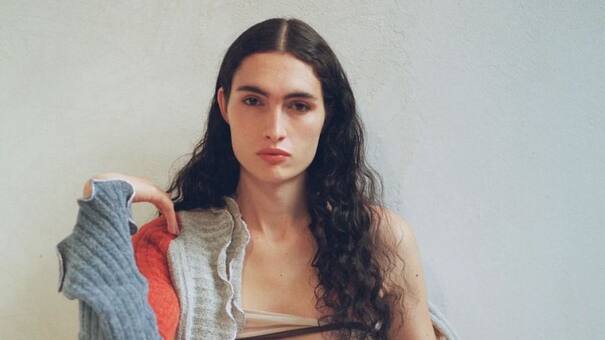 Quién es Mina Serrano, la actriz que interpreta a Cris Miró en la serie sobre su vida