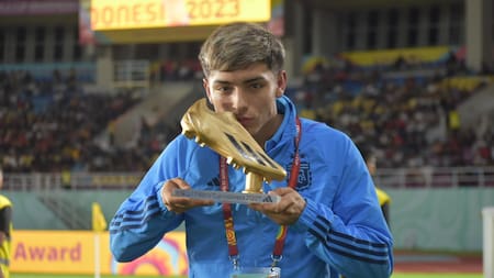 Agustín Ruberto con la Bota de Oro del Mundial Sub 17 de Indonesia. Foto: @Argentina.