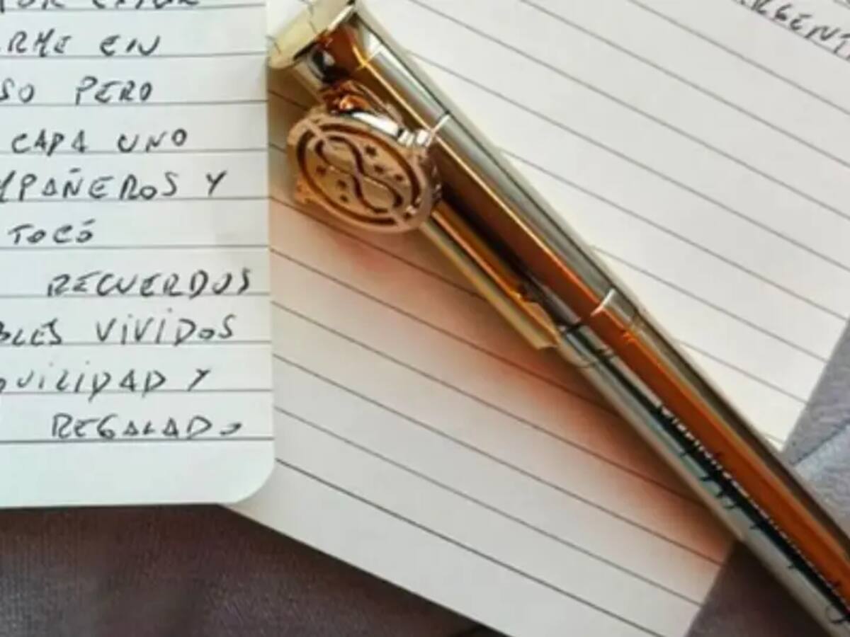 Carta manuscrita de Lionel Messi anunciando su retiro de la Selección argentina junto a una lapicera dorada con un adorno similar al Giratiempo de Harry Potter.
