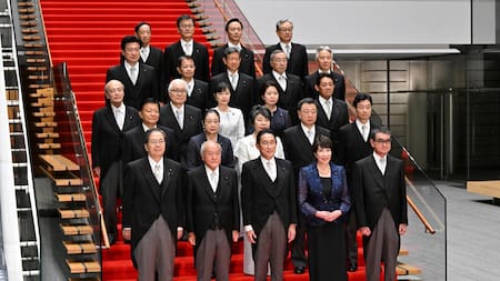 El ministro japonés con su gabinete. Foto: EFE