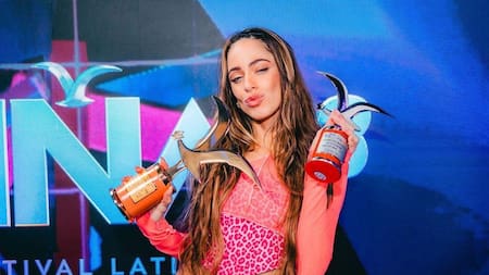 Tini con sus premios. Foto Instagram @elfestivaldevina.