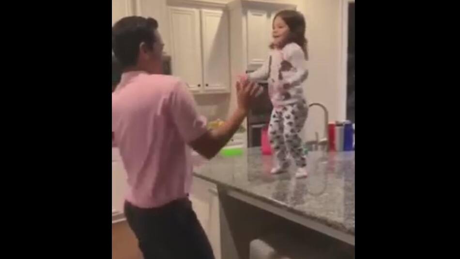 Nena baila con su papá y es furor en redes sociales