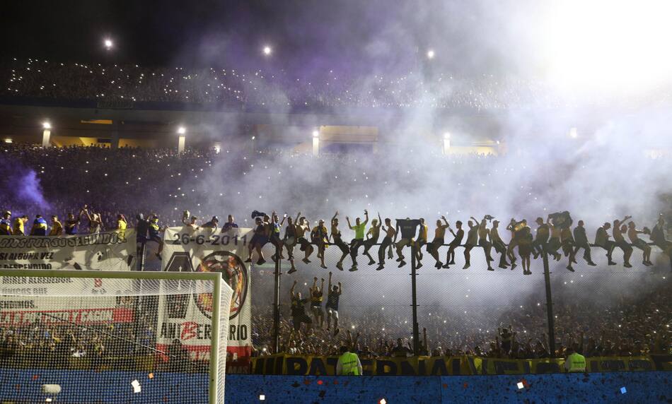 ¿Qué le pasa al cuerpo y cabeza de un hincha cuando ve un partido de fútbol?. Foto: NA