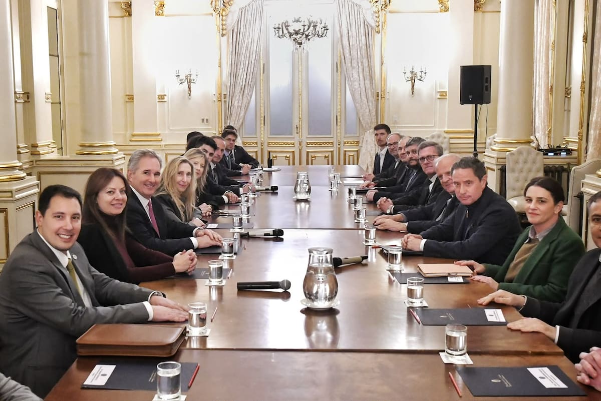 Karina Milei junto a representantes de la Iglesia y funcionarios porteños por la visita del papa León XIV.