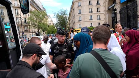 Migrantes suben a autobuses para abandonar el centro de París. Fuente: X