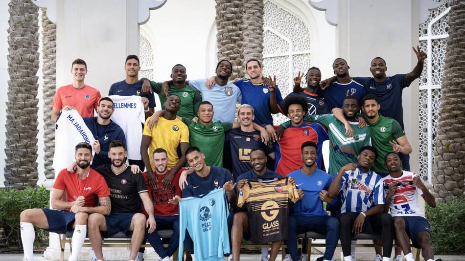 La selección de Francia con la camiseta de sus inicios futbolísticos. Foto: Twitter @equipedefrance.