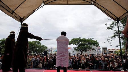 Castigan con latigazos a gays en Indonesia (Reuters)