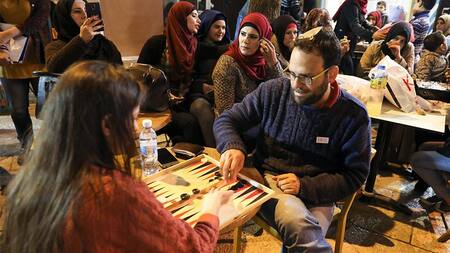 Árabes y judíos juegan al backgammon (Reuters)