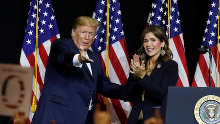 Donald Trump y Kristi Noem. Foto: Reuters.