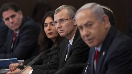 El primer ministro israelí, Benjamin Netanyahu y el ministro de Justicia, Yariv Levin. Foto: EFE.