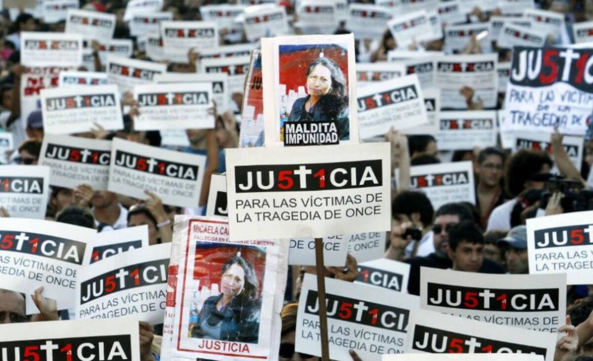 Familiares de tragedia de Once