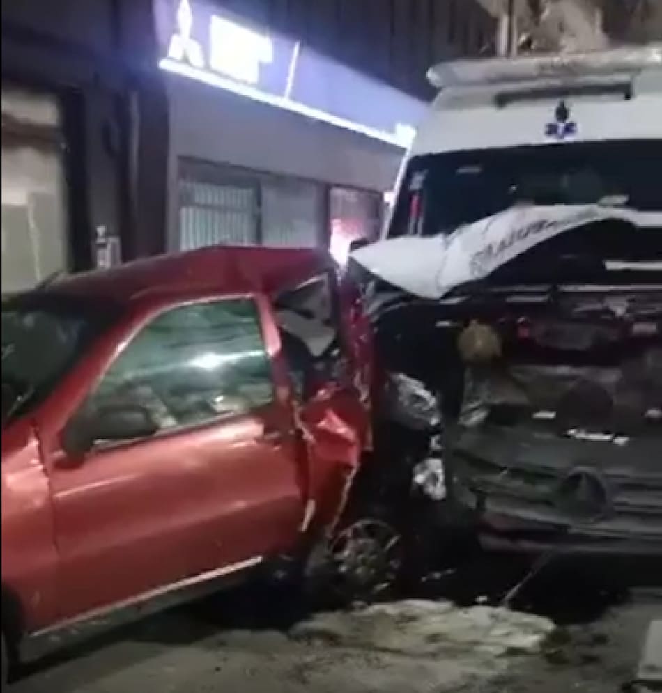 Choque en Palermo entre una ambulancia y tres autos estacionados. Foto: Captura de video.