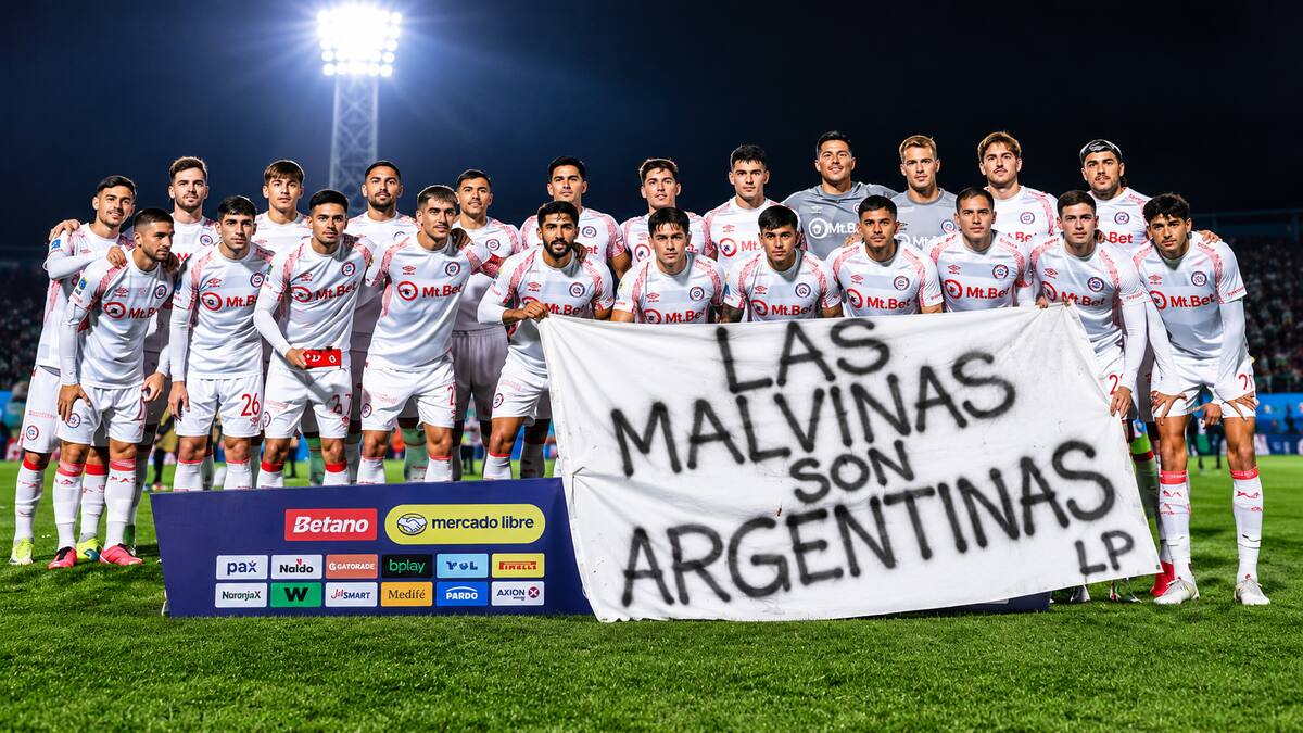 Argentinos Juniors se sumó al gesto por Malvinas y mostró una bandera en el inicio del Torneo Clausura