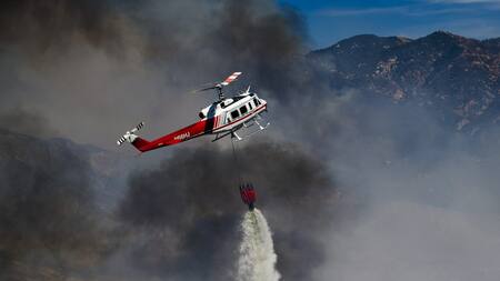 Helicópteros en los incendios de Canadá. Foto: EFE.