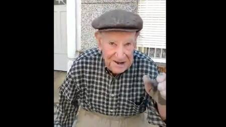 Hombre de 103 años trabajando pese a su elevada edad. Foto: Captura.