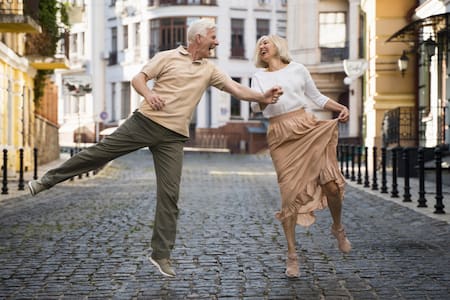 Bailar,adultos mayores. Foto: Freepik.