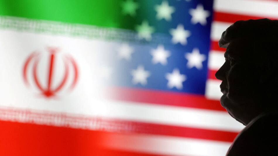 La sombra de Donald Trump sobre las banderas de Irán y EE.UU. Foto: Reuters/Dado Ruvic.