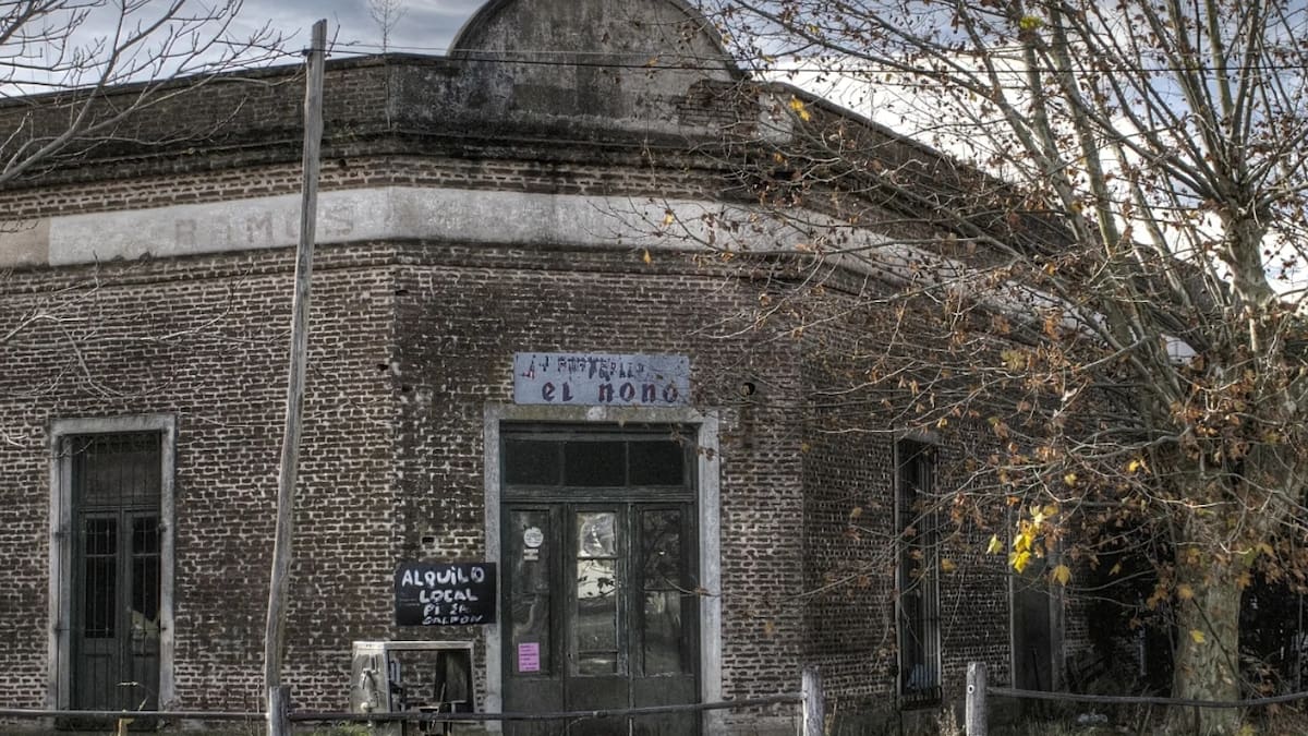 Lleva el apellido de antiguos dueños de campos, nació con la llegada del tren y hoy tiene solo 77 habitantes: el pueblo bonaerense que conserva una pulpería centenaria