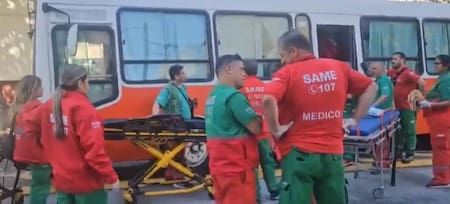 Operativo del SAME tras el choque entre un camión y un micro escolar. Foto: NA.