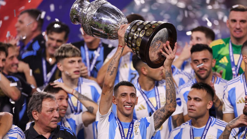 Ángel Di María con la Copa América. Foto: REUTERS.