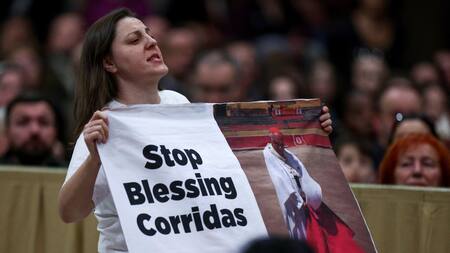 Protesta contra las corridas de toros durante la misa del Papa Francisco en el Vaticano. Foto: REUTERS.