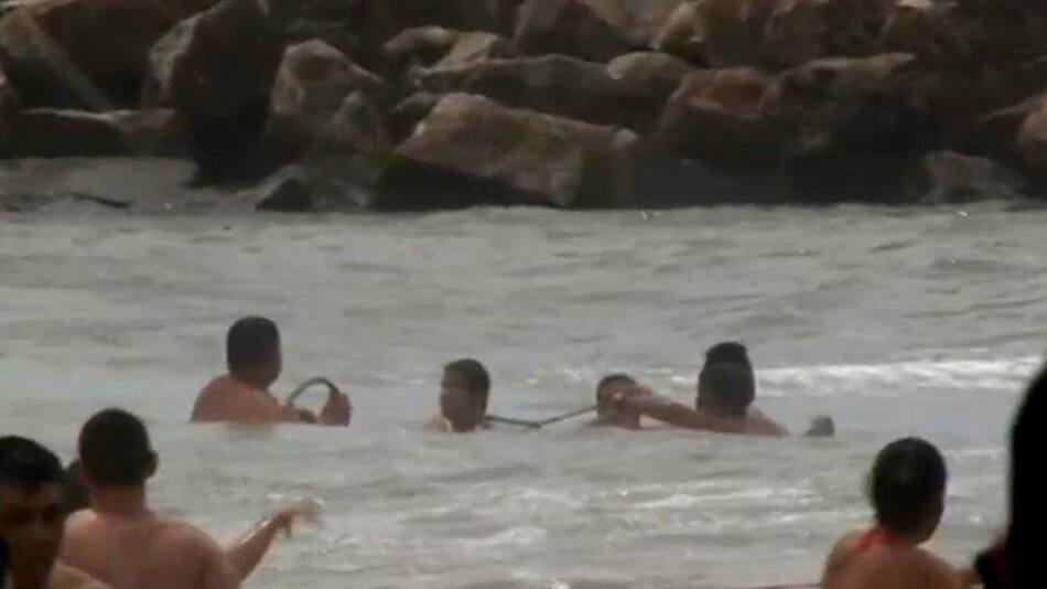 Rescate de bañistas en Mar del Plata