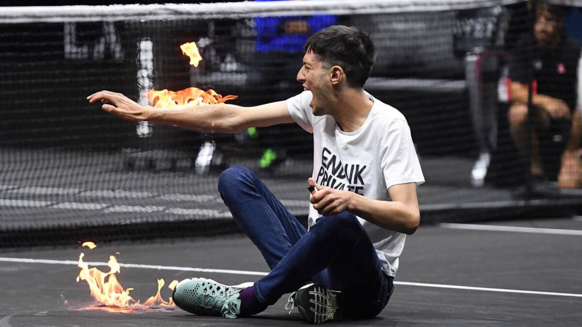 Activista se prendió fuego un brazo en la Laver Cup. Foto: EFE.