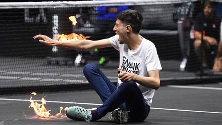 Activista se prendió fuego un brazo en la Laver Cup. Foto: EFE.