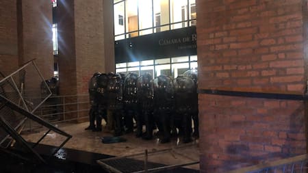 Incidentes en las puertas de la Legislatura de Misiones. Foto: redes sociales