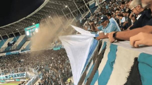 Video viral: tiraron cenizas de un hincha en la tribuna de Racing y cayeron sobre el público