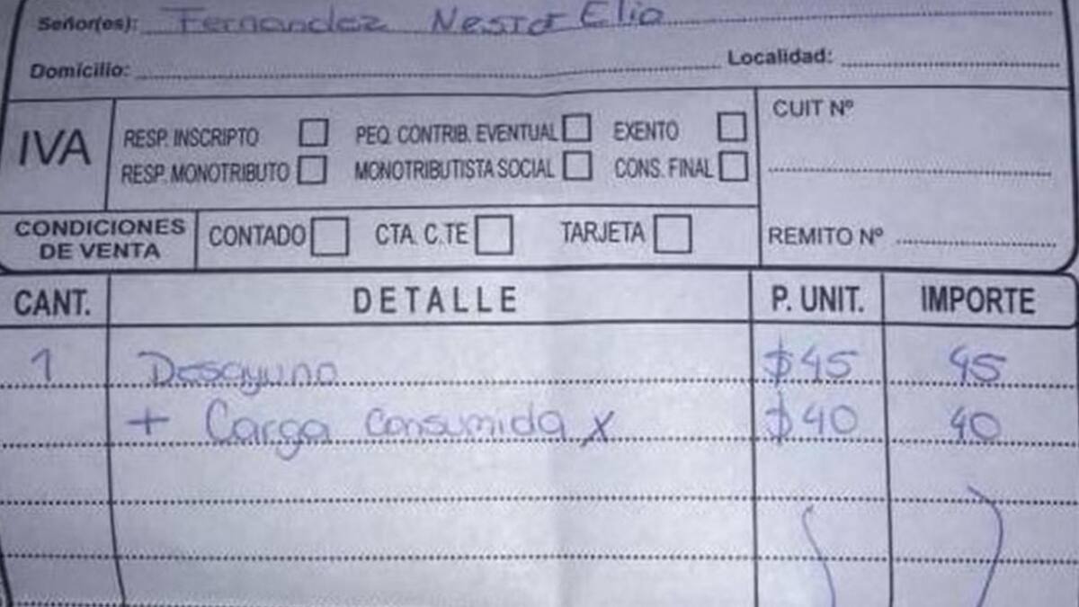 Cargo en un bar de Salta por cargar la notebook